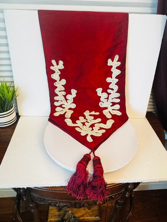 Saro Lifestyle Other - Saro Lifestyle Irena Collection Elegant Red Off-White Table Runner Beaded Embroi